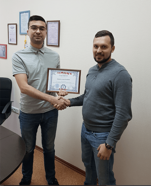 Вручение сертификата о прохождении семинара